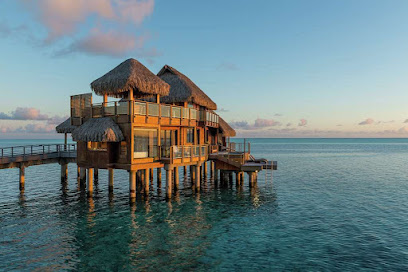 Overwater bungalows in Tahiti & French Polynesia