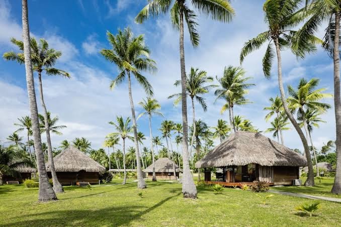 Hotel Kia Ora Resort & Spa overwater villa — deck