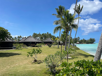 Hotel Matira overwater villa — deck