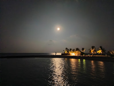 Sun Siyam Vilu Reef overwater villa — lagoon